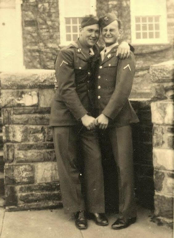 L'intimità e l'affetto dei soldati in 15 foto vintage - soldati gay vintage 13 - Gay.it