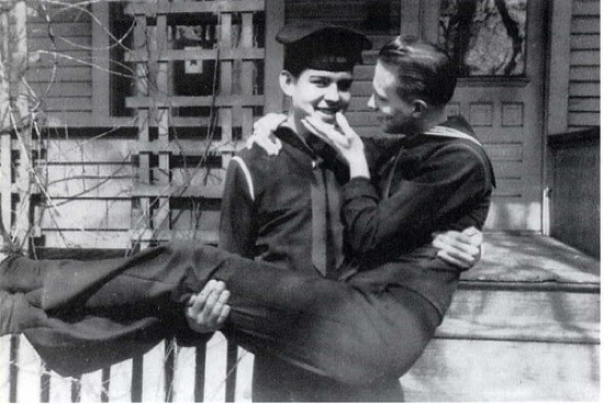 L'intimità e l'affetto dei soldati in 15 foto vintage - soldati gay vintage 14 - Gay.it