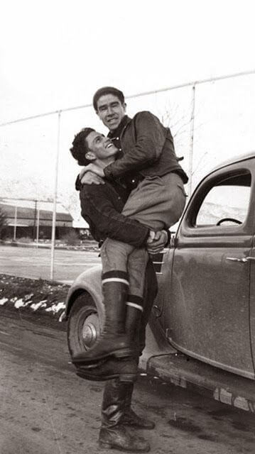 L'intimità e l'affetto dei soldati in 15 foto vintage - soldati gay vintage 15 - Gay.it