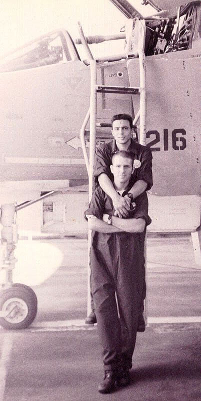 L'intimità e l'affetto dei soldati in 15 foto vintage - soldati gay vintage 2 - Gay.it