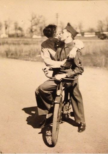 L'intimità e l'affetto dei soldati in 15 foto vintage - soldati gay vintage 3 - Gay.it