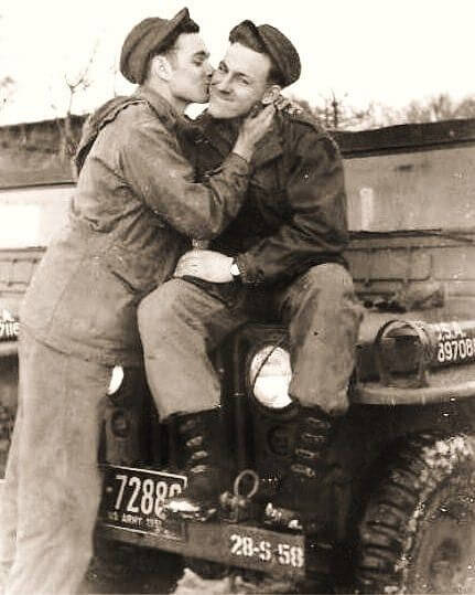 L'intimità e l'affetto dei soldati in 15 foto vintage - soldati gay vintage 4 - Gay.it