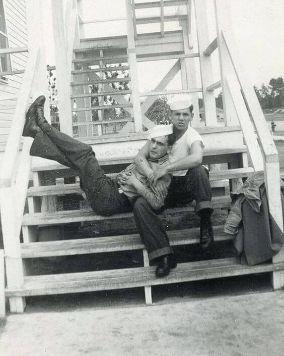 L'intimità e l'affetto dei soldati in 15 foto vintage - soldati gay vintage 5 - Gay.it