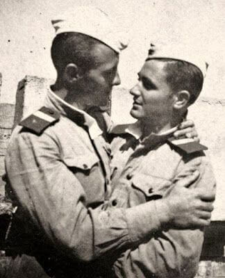 L'intimità e l'affetto dei soldati in 15 foto vintage - soldati gay vintage 6 - Gay.it