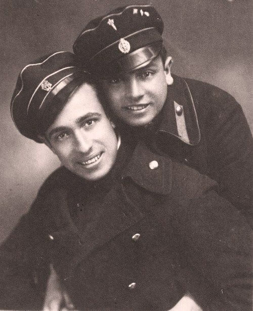 L'intimità e l'affetto dei soldati in 15 foto vintage - soldati gay vintage 8 - Gay.it