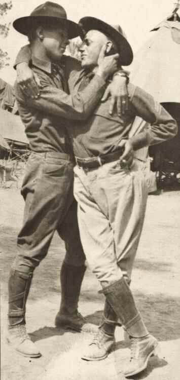 L'intimità e l'affetto dei soldati in 15 foto vintage - soldati gay vintage 9 - Gay.it