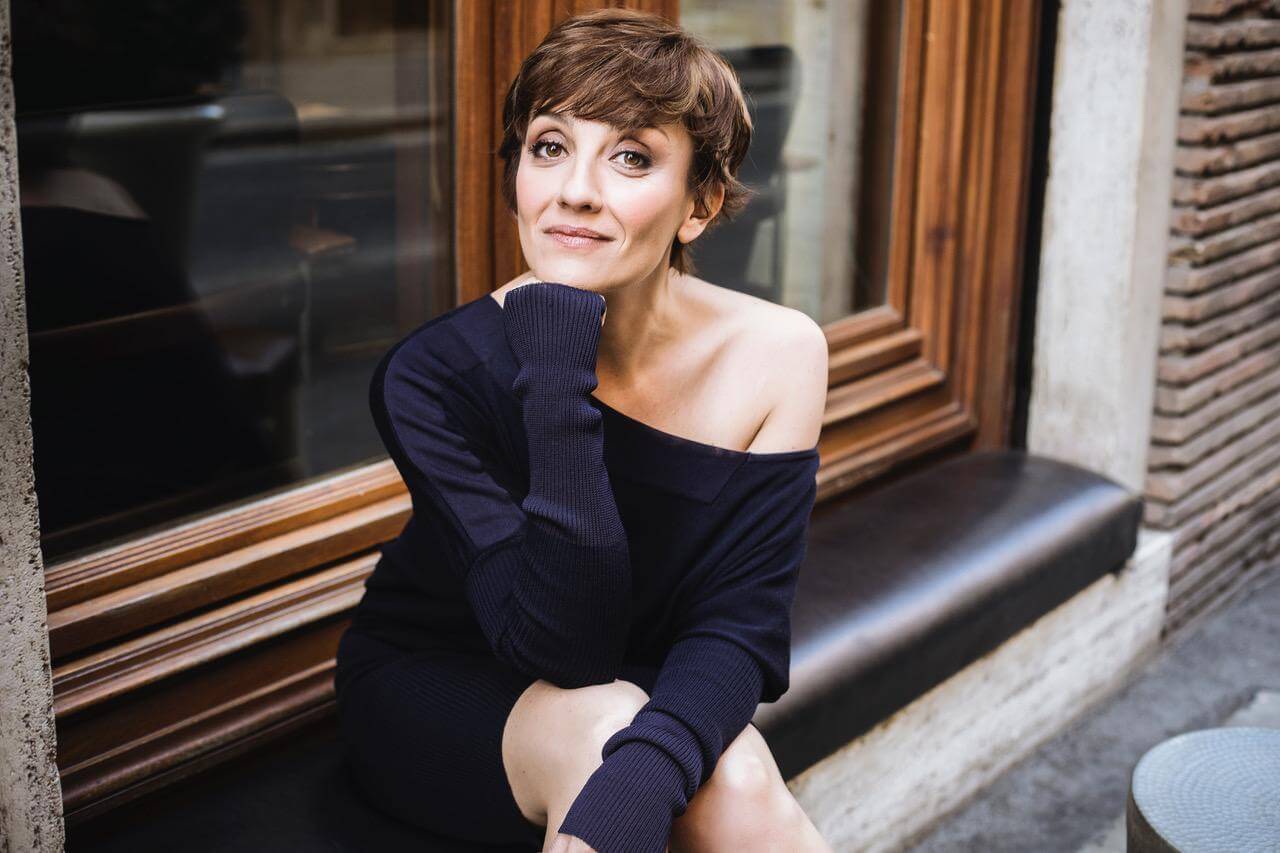 Lucia Ocone: "Con l'ironia possiamo cambiare il mondo!" - thumbnail 2 - Gay.it