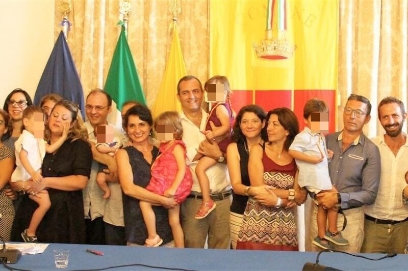 Napoli, 9 famiglie arcobaleno in festa: trascritti gli atti di nascita di 11 bambini con entrambi i genitori - yourimage11 - Gay.it