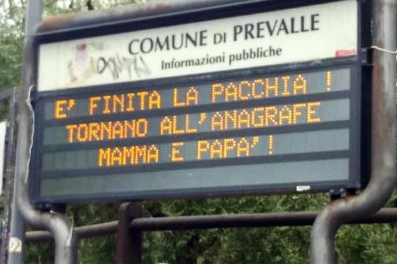 Brescia: sul cartello luminoso del Comune il messaggio contro le famiglie arcobaleno