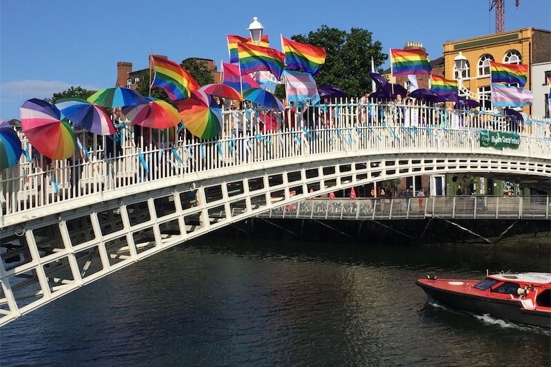 Papa Francesco in Irlanda accolto da bandiere arcobaleno e manifestanti pro-diritti LGBT - Papa Francesco in Irlanda accolto da bandiere arcobaleno - Gay.it
