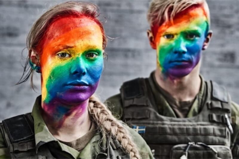Svezia, le forze armate celebrano il Pride: “Difendiamo i valori che abbiamo il compito di difendere”