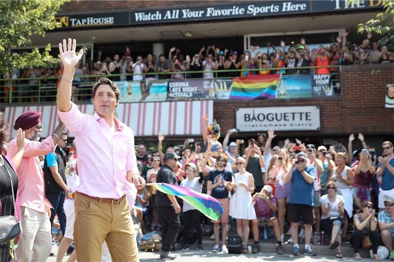 Justin Trudeau si dimette dopo il terremoto politico causato da Trump, e anche il Canada vira verso destra - Scaled Image 13 - Gay.it