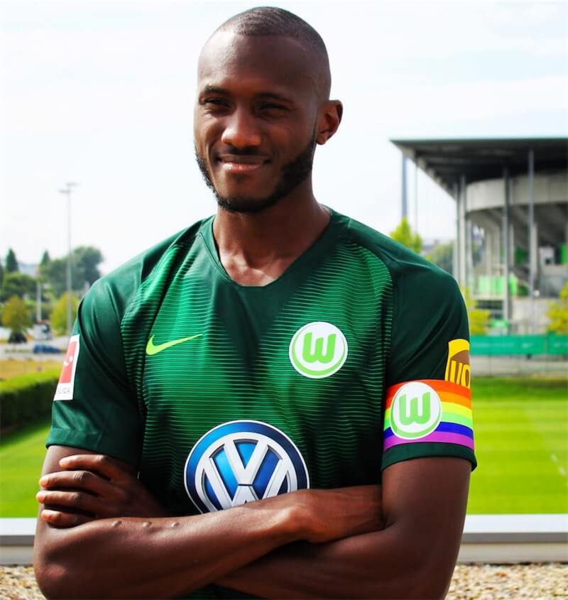 Wolfsburg, fascia da capitano contro l'omofobia: il croato Josip Brekalo si rifiuta di indossarla - Wolfsburg fascia da capitano contro lomofobia - Gay.it