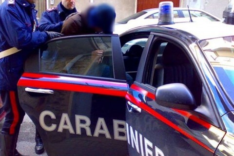 Bologna, scambia due muratori per coppia gay e li aggredisce: arrestato - arresto - Gay.it