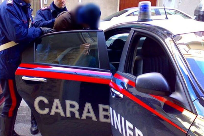 Bologna, scambia due muratori per coppia gay e li aggredisce: arrestato