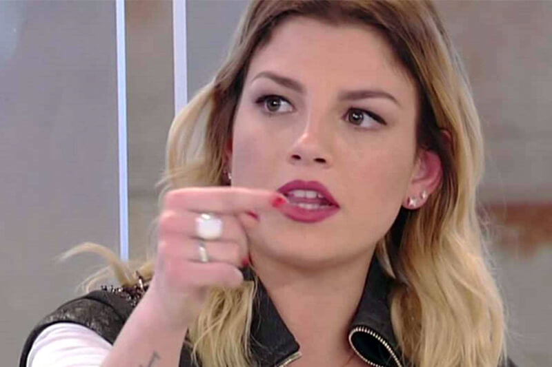 Il settimanale Io Spio attacca Emma Marrone: “Hai la coda di paglia?”
