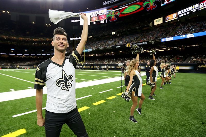 Ragazzo cheerleader si esibisce per la sua squadra: sul web lo riempiono di insulti