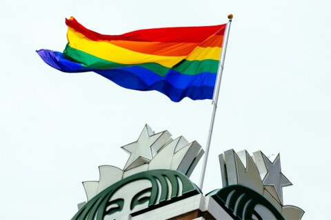 Vede una bandiera Pride in uno Starbucks, impazzisce e la strappa. Arrestato - starbucks - Gay.it