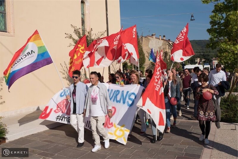 Verona, in centinaia mano nella mano per dire basta all’omofobia