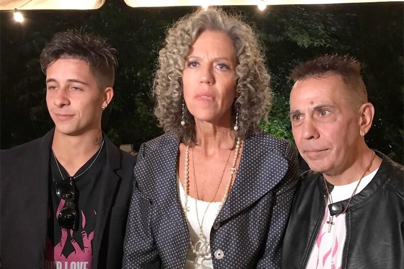 Monica Cirinnà abbraccia la coppia gay aggredita a Verona: ‘L’Italia non è quella nera di Salvini, ma di chi si ama’