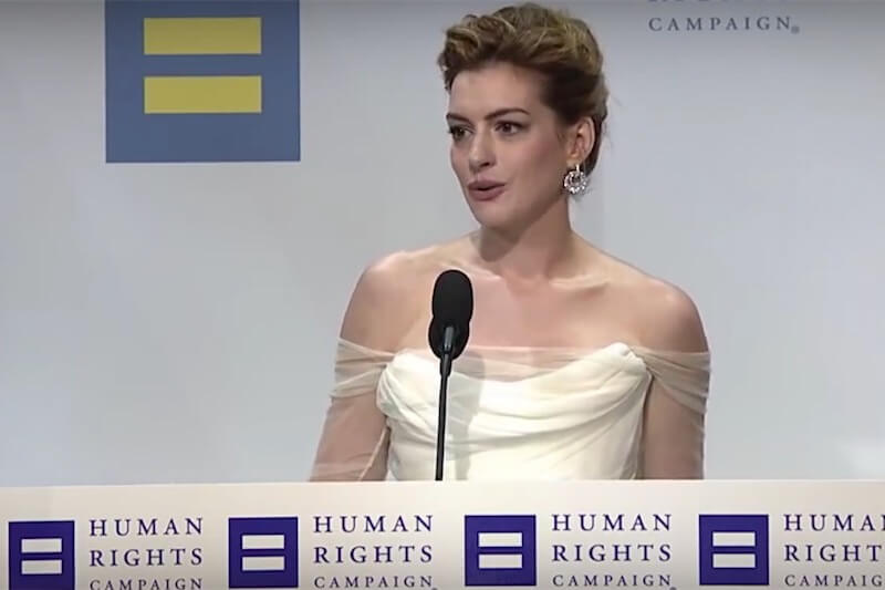 Anne Hathaway, potente discorso per i diritti LGBT: ‘distruggeremo insieme i falsi miti’
