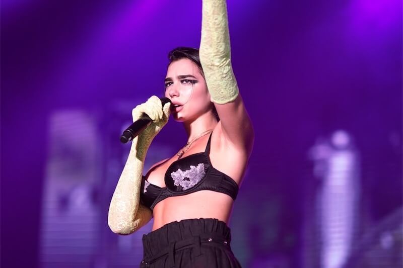 Dua Lipa in lacrime: alcuni fan cinesi portati via perché sventolavano bandiere rainbow – video