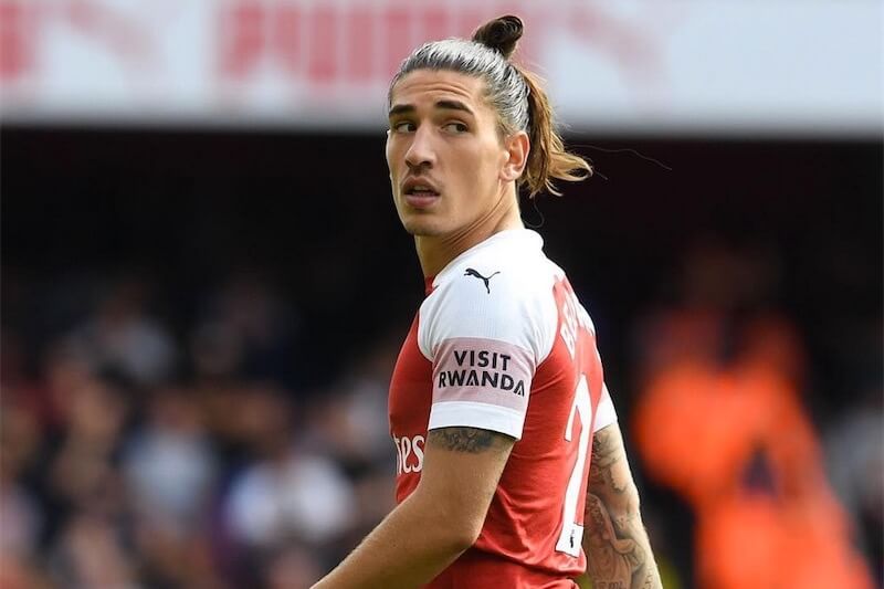 Hector Bellerin, il calciatore spagnolo vittima di omofobia: ‘mi danno della lesbica perché porto i capelli lunghi’