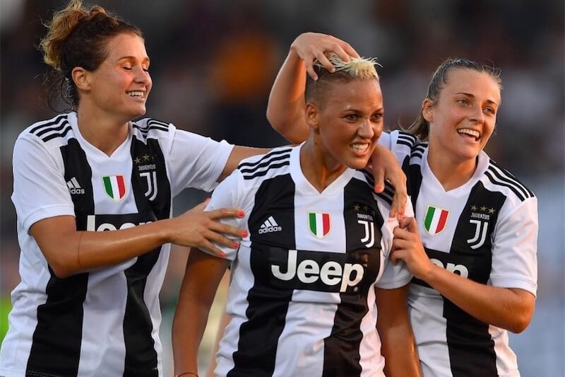 Juventus, le calciatrici Lianne Sanderson e Ashley Nick innamorate e in squadra insieme: 'l'orientamento sessuale non deve influire' - Lianne Sanderson Ashley Nick 2 - Gay.it