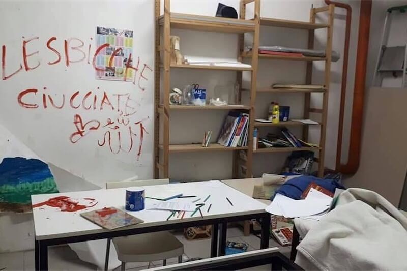 Milano, svastiche e insulti omofobi: devastata la Scuola di cultura Popolare