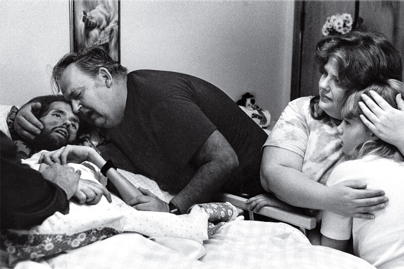 La toccante storia dietro la fotografia che svelò al mondo il dramma dell’AIDS