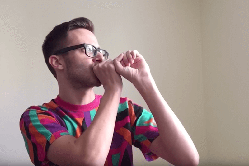 Asociali e super timidi: chi sono i gay nerd?