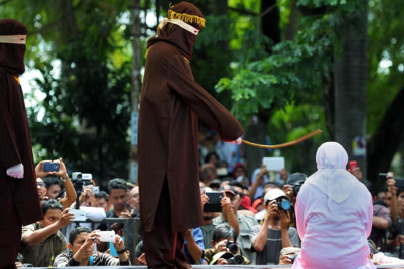 Malesia: due donne frustate pubblicamente in piazza perché lesbiche