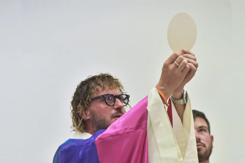 Il prete gay torna a dir messa: “Sono qui per rompere le scatole alla Chiesa”