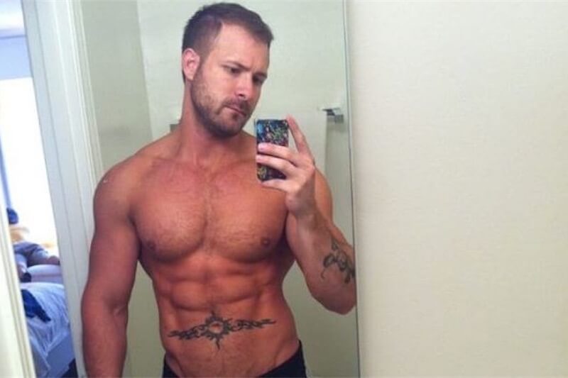 Assistente di volo fa sesso in bagno con un pornodivo gay, sospeso