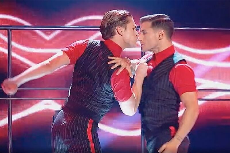 Ballando con le Stelle Uk, applausi per la prima volta della same-sex dance