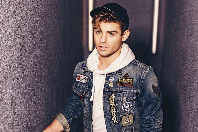 Garrett Clayton e il coming out: ‘per anni vietatomi da Hollywood, mi fecero cambiare il modo di parlare, vestire e camminare’