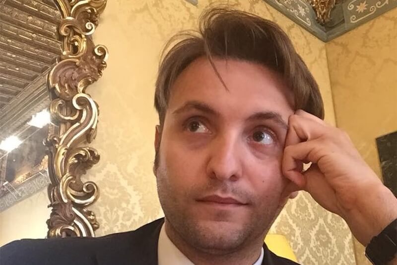 Enrico Esposito e i tweet omofobi: ‘non ero io ma il mio alter-ego, era solo satira’