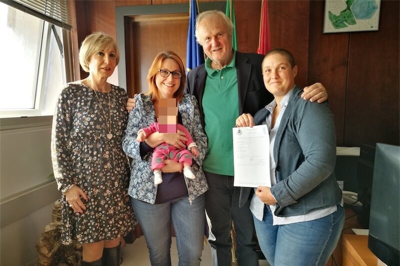 Fiumicino, la Lega attacca la registrazione all’anagrafe di una bimba con due mamme
