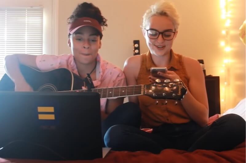 Karina Manta, la pattinatrice statunitense fa coming out e presenta la fidanzata – video