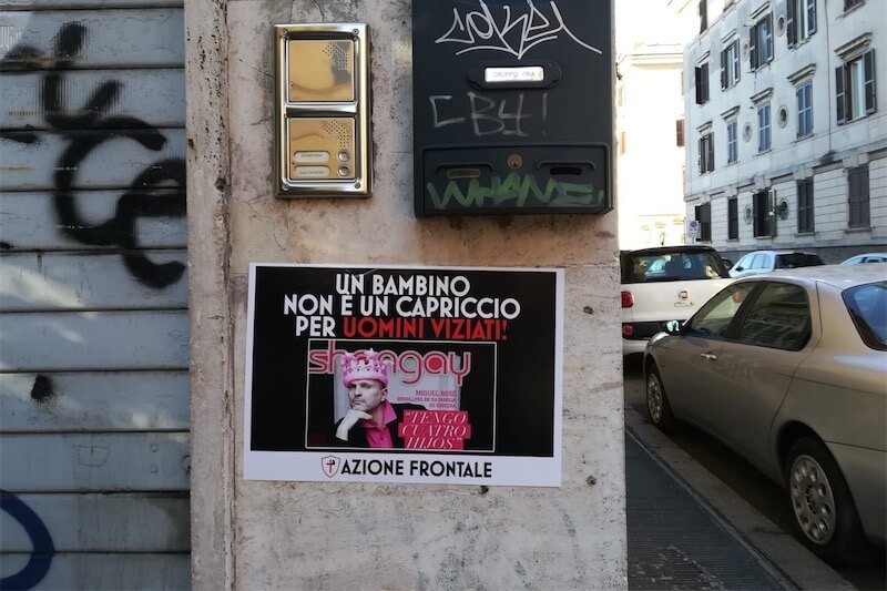 Miguel Bosè, indegni manifesti omofobi per le strade di Roma: ‘un bambino non è un capriccio per uomini viziati’