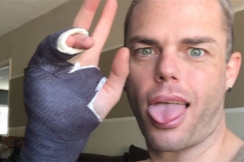 Morgan McMichaels, drag  di RuPaul si rompe una mano dopo aver preso a pugni un omofobo