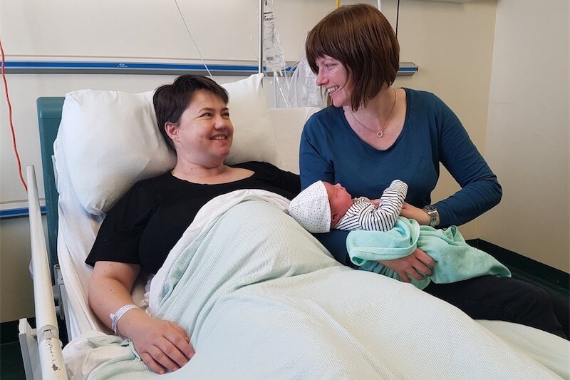 Ruth Davidson, la leader conservatrice scozzese e la fidanzata sono diventate mamme