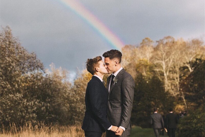 Due giudici della Corte Suprema USA contro il matrimonio egualitario: "Un problema da risolvere" - Un arcobaleno illumina un matrimonio gay - Gay.it