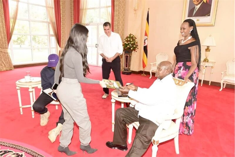 Kim Kardashian e Kanye West incontrano l’omofobo presidente ugandese Yoweri Museveni