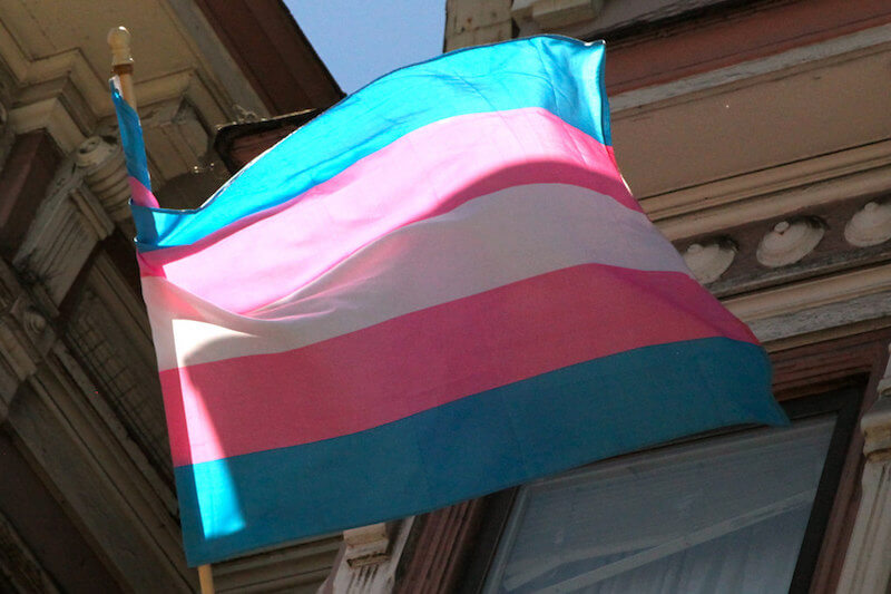 Napoli, non vuole trans come vicini di casa e scatta la violenza con una mazza chiodata