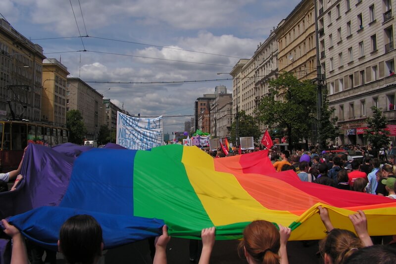 Polonia, estrema destra si scontra con la Marcia dell’Uguaglianza per i diritti LGBT+