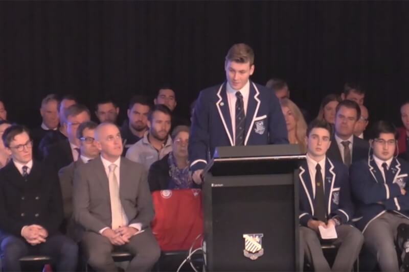 Adolescente fa coming out davanti a 1500 studenti: l’emozionante discorso e la standing ovation – video