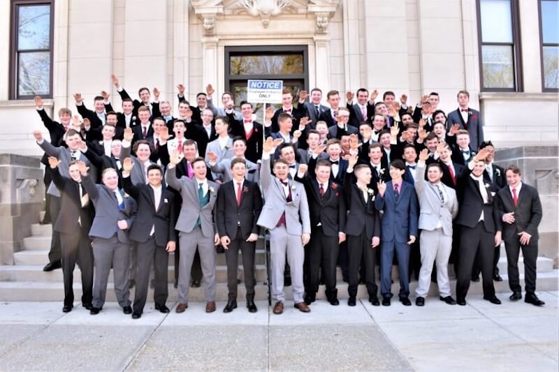 Foto di classe con saluto nazista, parla lo studente gay che si è rifiutato di farlo