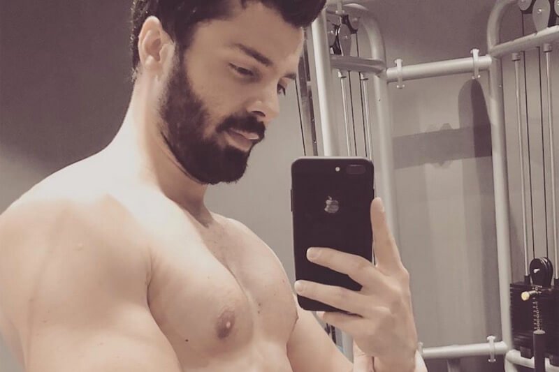 Bulut Duman, cantante turco accusato da oltre 50 uomini: ‘ci ricattava dopo aver fatto sesso’