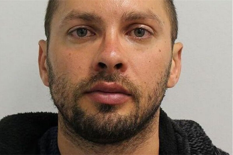 Fingeva di essere donna per fare sesso con uomini etero: condannato a 15 anni